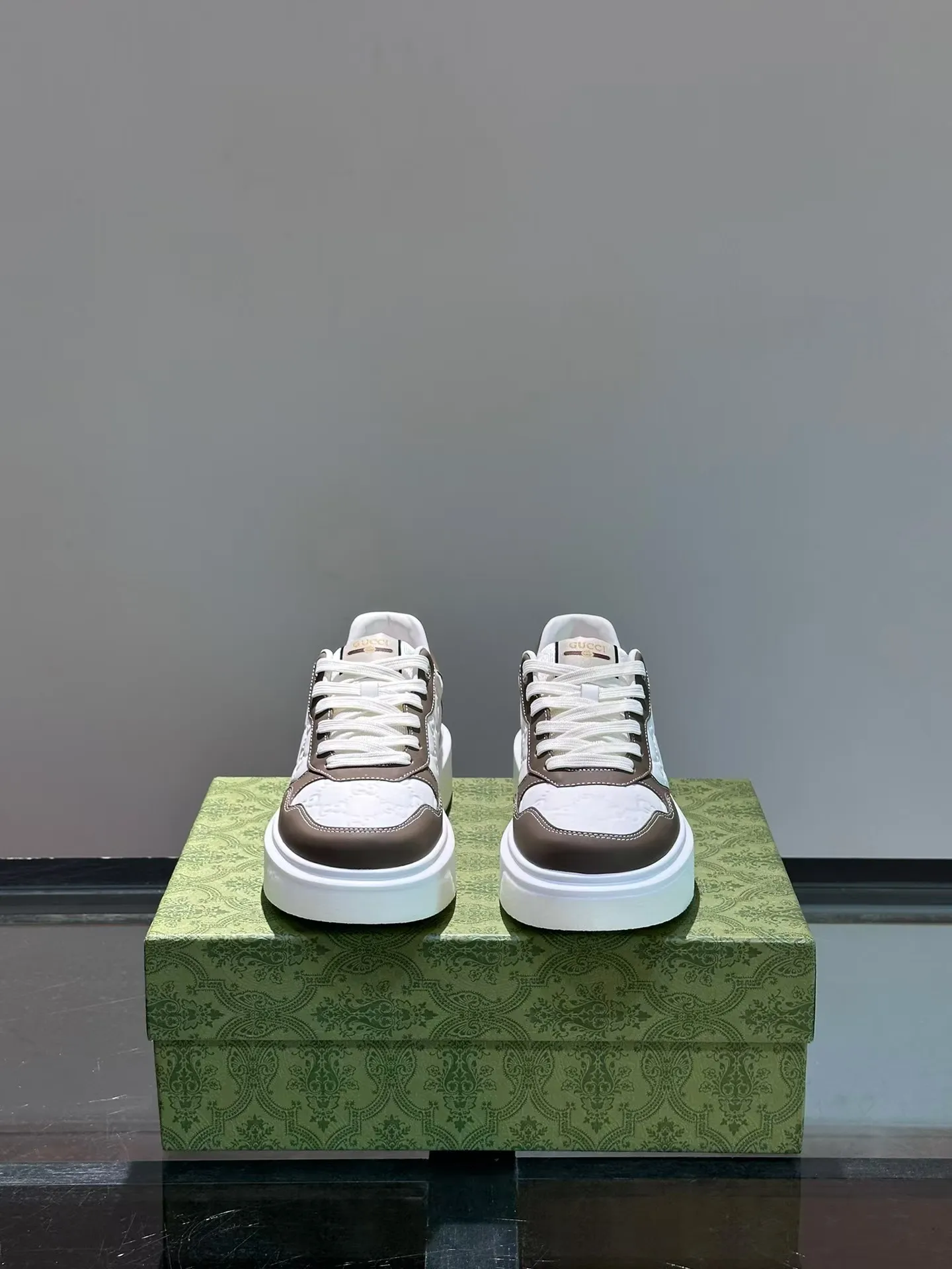 P440 new men's shoes GUCCI [Lightning] latest shoes are shipped. Original quality, fashionable, made of special materials, sheepskin lining, brand new packaging. The foot feels super comfortable and the workmanship is impeccable. Size: Male 38-45.